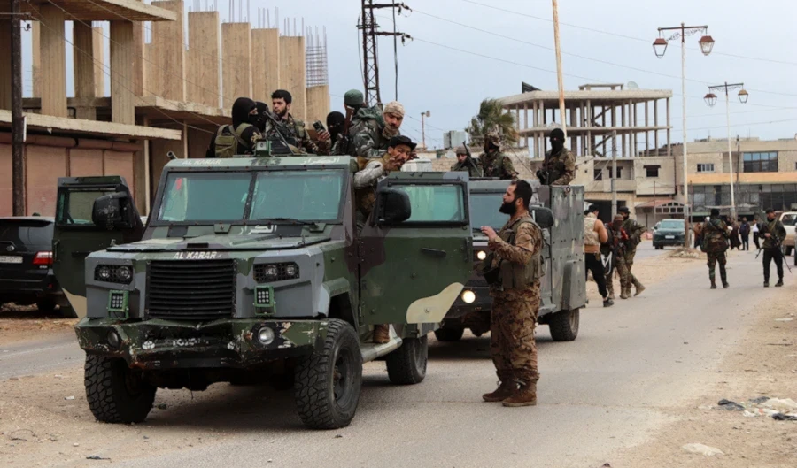 عناصر من قوات الأمن التابعة لحكومة دمشق يتجمعون في مدينة الصنمين جنوب سوريا (أ ف ب)