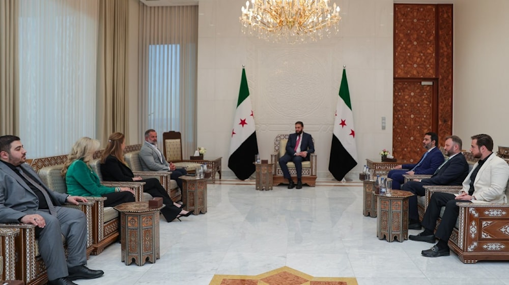 الشرع يستقبل عضواً في الكونغرس الأميركي ويبحث معه العقوبات (سانا)