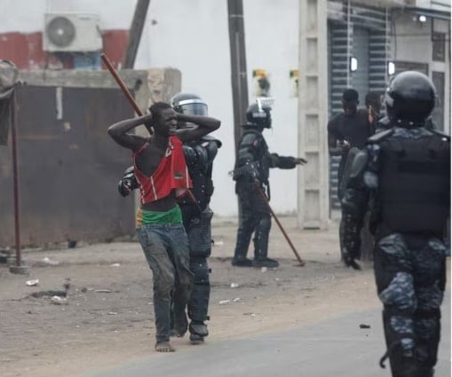 ضابط شرطة يعتقل متظاهراً خلال اشتباكات مع أنصار زعيم المعارضة السنغالي عثمان سونكو بعد اعتقاله في العاصمة داكار في 31 تموز/يوليو 2023