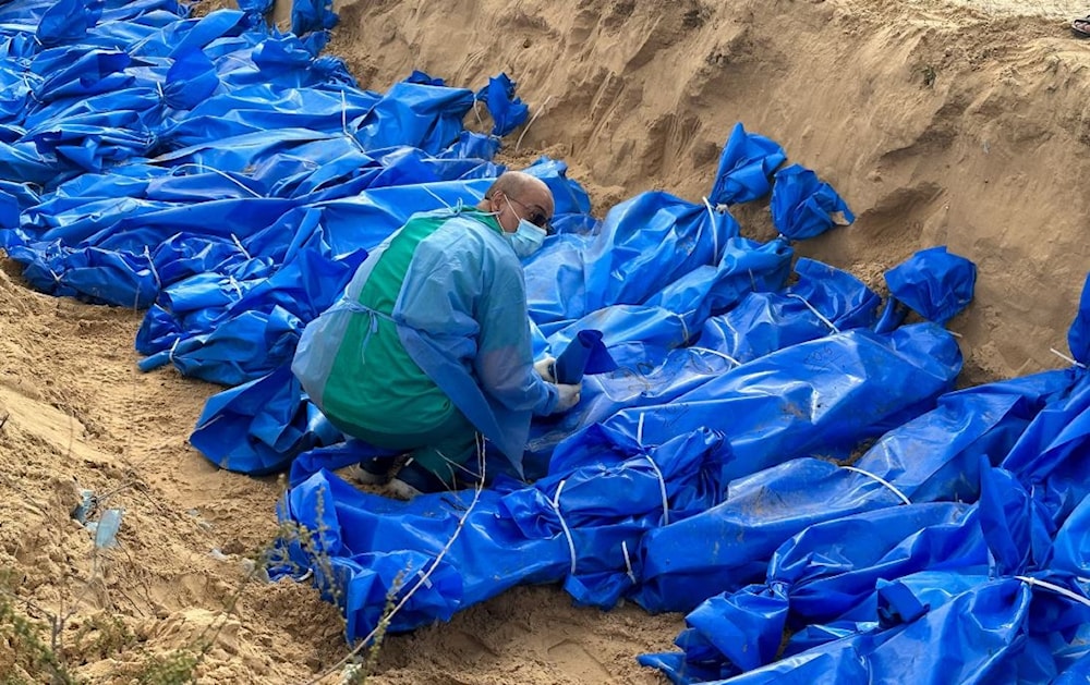 مقبرة جماعية في خان يونس بغزة لفلسطينيين قتلهم الاحتلال الإسرائيلي، 22 تشرين الثاني/نوفمبر 2023 (رويترز)