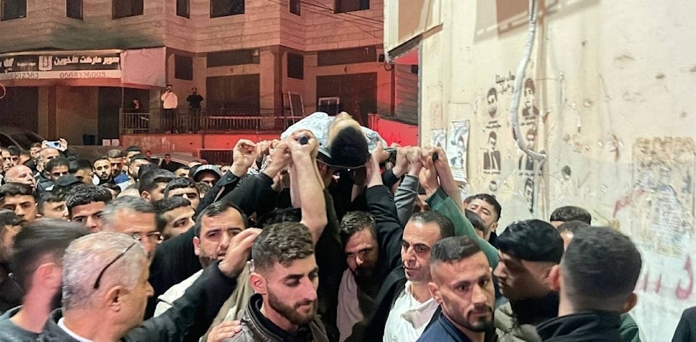 جانب من تشييع الشهيد الشاب علاء خضير الذي ارتقى برصاص الاحتلال في بيتا جنوب نابلس في الضفة الغربية (شبكة قدس الإخبارية)