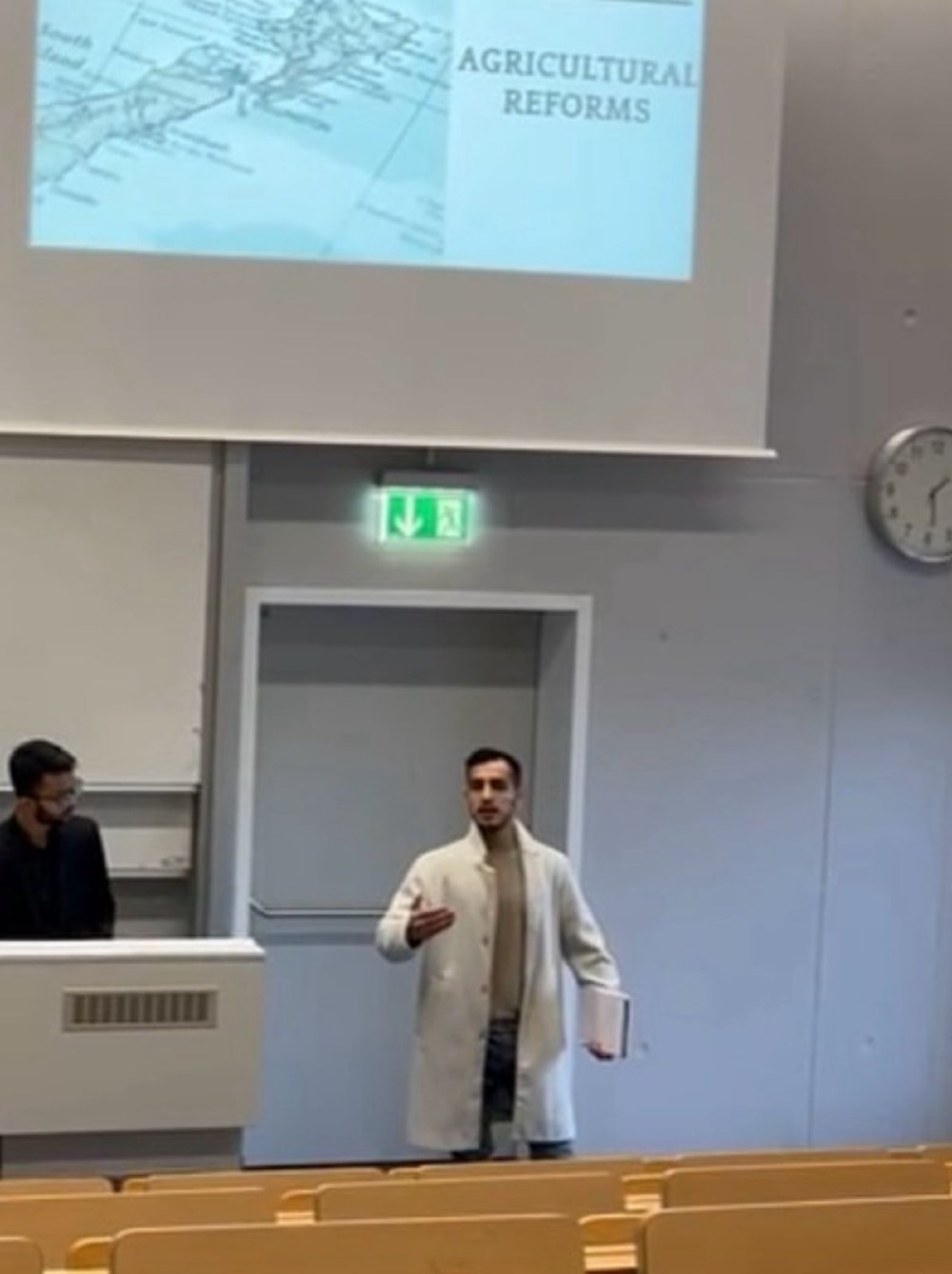 شاب لبناني يواكب 
