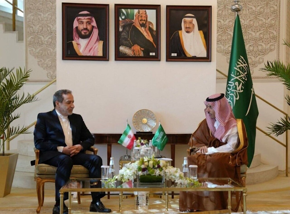 وزير الخارجية الإيراني عباس عراقتشي ونظيره السعودي فيصل بن فرحان خلال لقائهما في جدة - 10 أيار/مايو 2025 
