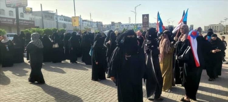 رفع شعارات مطالبة بتحسين الأوضاع المعيشية في تظاهرة نسائية في عدن جنوب اليمن