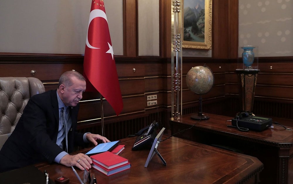 الرئيس التركي رجب طيب إردوغان في مكتبه الرئاسي (وكالات)