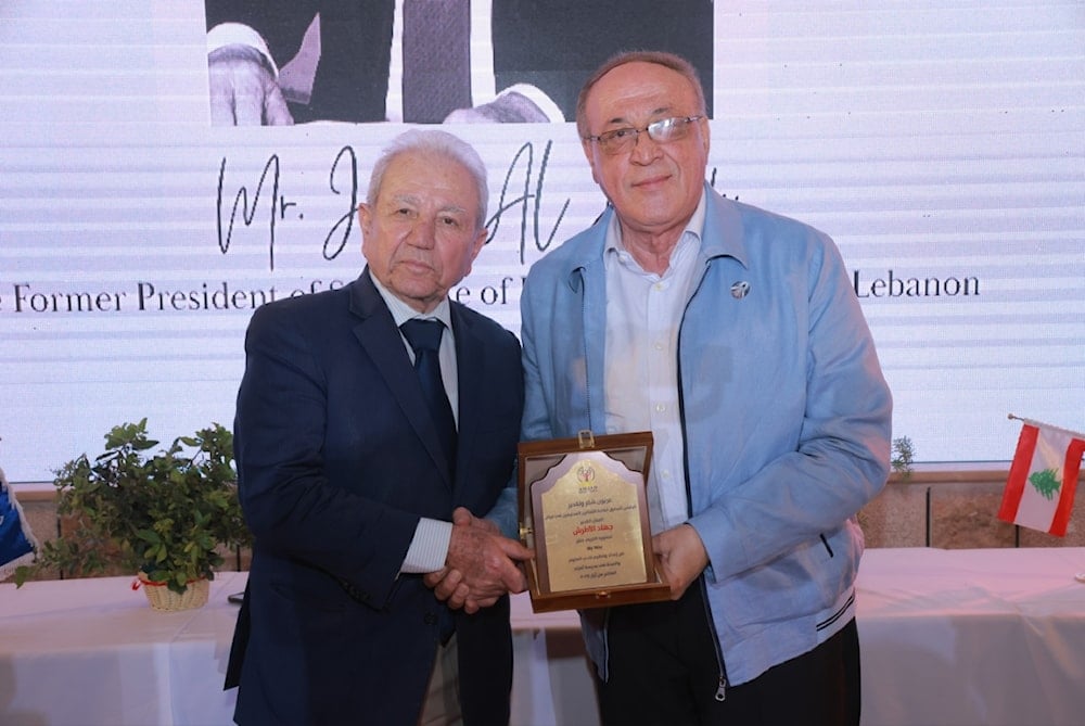 مدير المدرسة مكرّماً الفنان جهاد الأطرش
