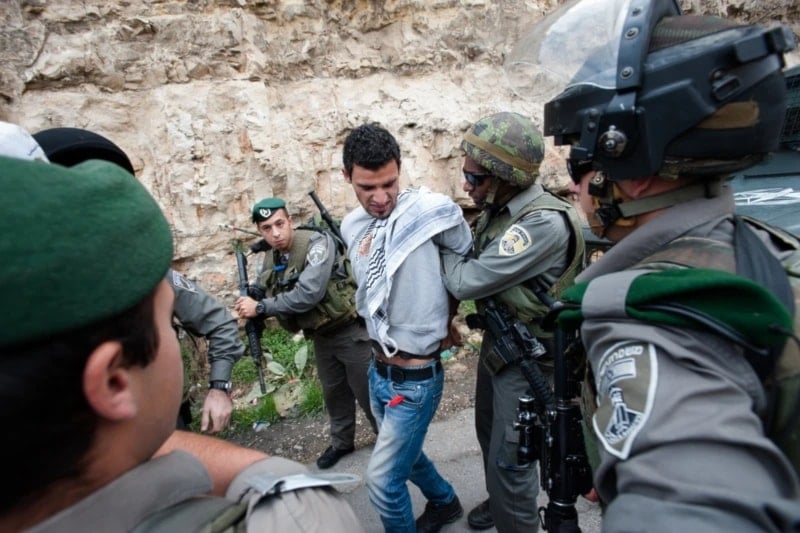  القوات الإسرائيلية اعتقلت ناشطاً فلسطينياً خلال مظاهرة بالقرب من بيت لحم، الضفة الغربية، في 14تشرين الثاني 2012