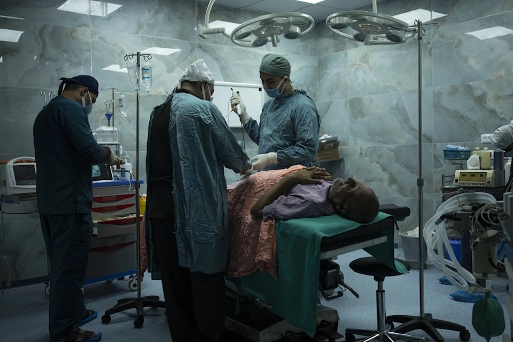 المجاعة تصعب عملية اتخاذ القرار بالنسبة للجراحين في غزة (عملية جراحية في المشفى الكويتي في رفح - أ ف ب)