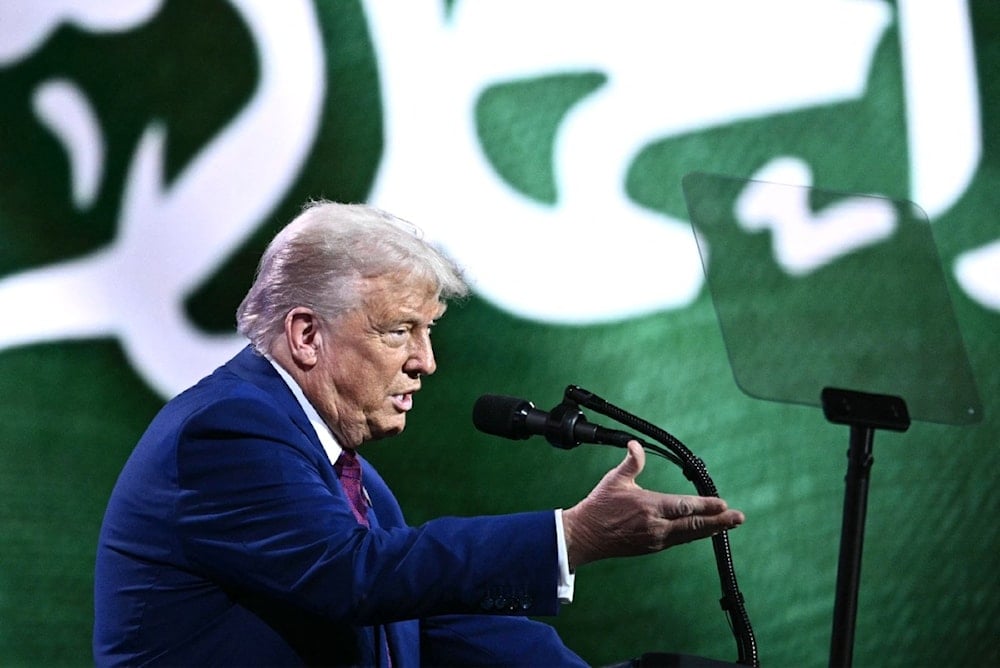 الرئيس الأميركي، دونالد ترامب، خلال إلقائه كلمةً في منتدى الاستثمار السعودي - الأميركي، في الرياض، الثلاثاء (أ ف ب)