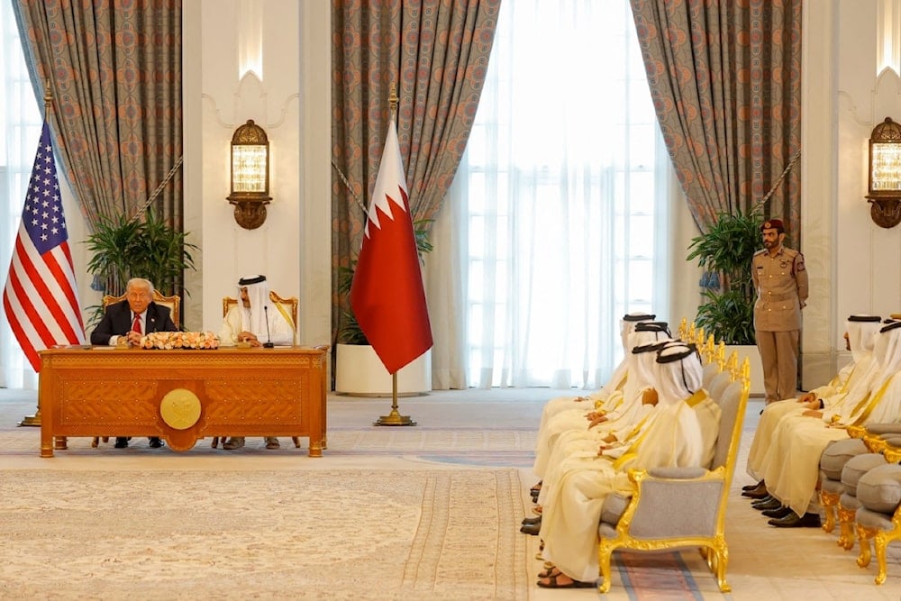 الرئيس الأميركي دونالد ترامب وأمير قطر تميم بن حمد آل ثاني خلال توقيع اتفاقيات بين البلدين في الدوحة، 14 أيار/مايو 2025 (أ ف ب)