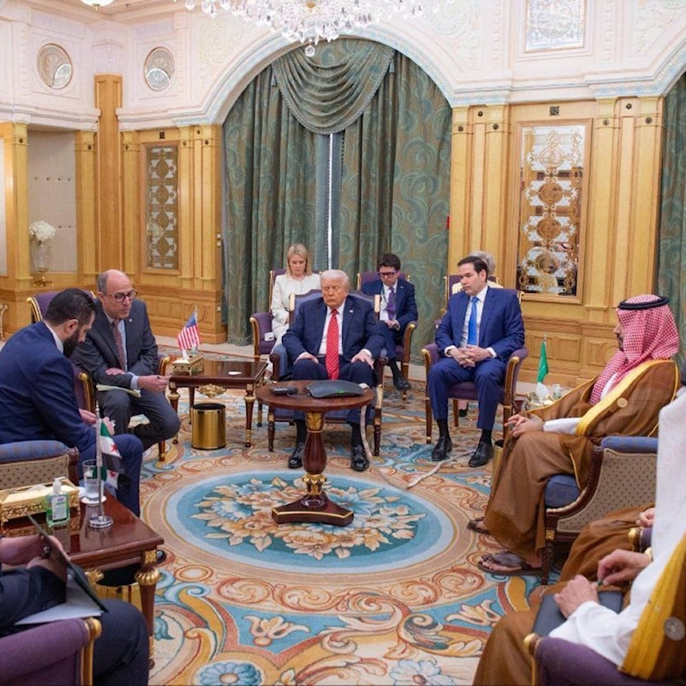 من لقاء الرئيس الأميركي ترامب مع الرئيس السوري الانتقالي أحمد الشرع بحضور ولي العهد السعودي