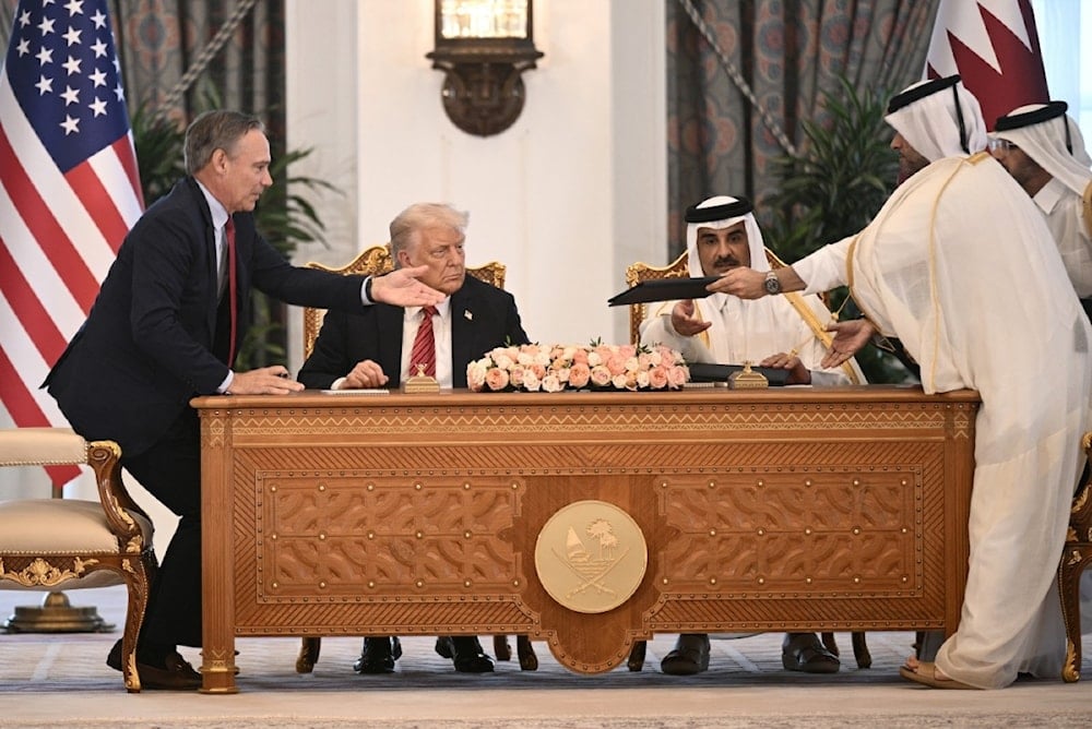الرئيس الأميركي دونالد ترامب وأمير قطر تميم بن حمد آل ثاني يوقعان اتفاقيات بين البلدين، في الدوحة، 14 أيار/مايو 2025 (أ ف ب)