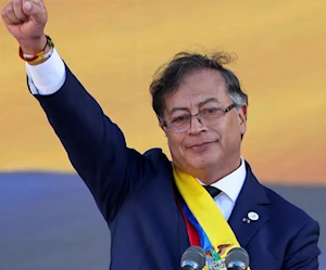 غوستافو بيترو يلوح بيده خلال أداء اليمين في ساحة بوليفار في بوغوتا، كولومبيا، 2022 "رويترز" غوستافو بيترو يلوح بيده خلال أداء اليمين في ساحة بوليفار في بوغوتا، كولومبيا، 2022 "رويترز"