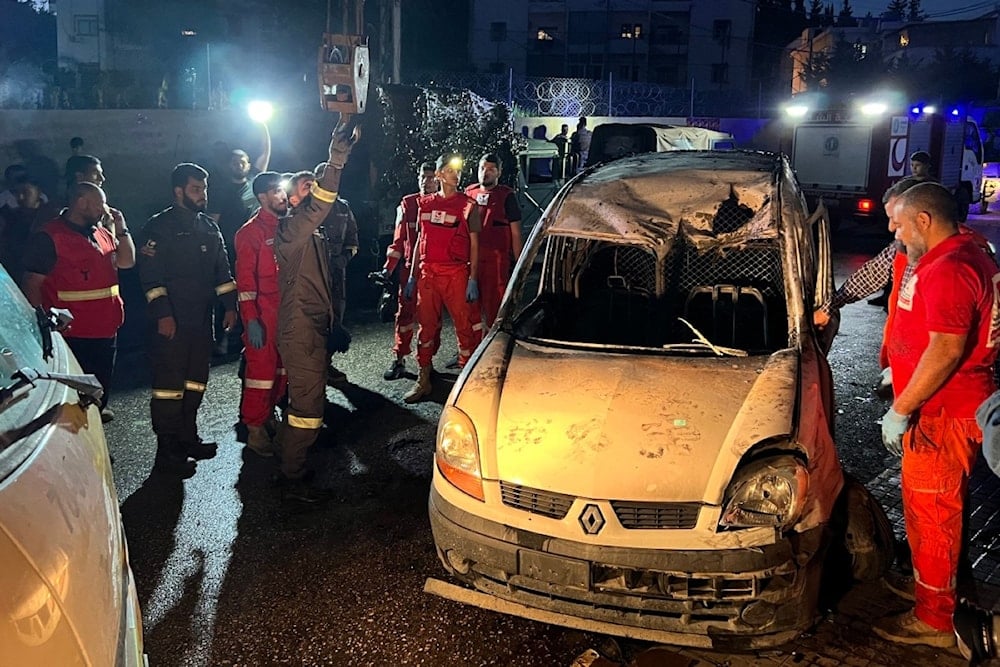 سيارة في مدينة صيدا جنوب لبنان استهدفتها مسيرة إسرائيلية (7 مايو/أيار 2025 - أ ف ب)