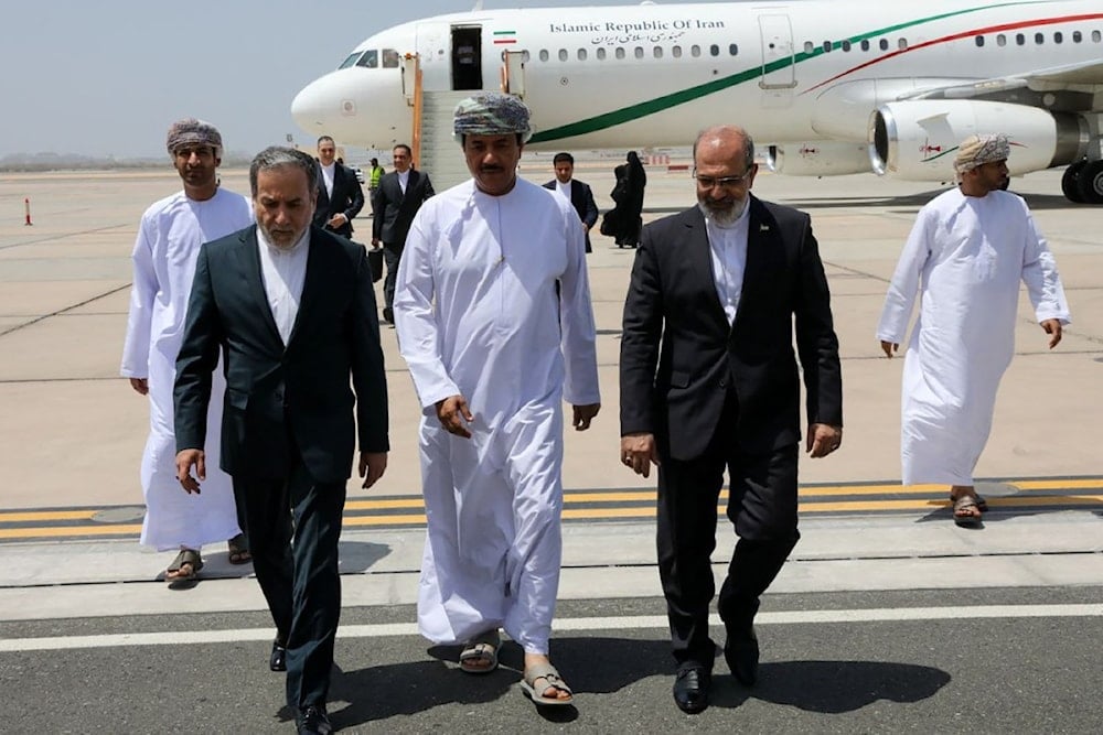 من وصول الوفد الإيراني إلى عُمان في الجولة الرابعة من المباحثات النووية في 11 أيار/مايو 2025 (أ ف ب)