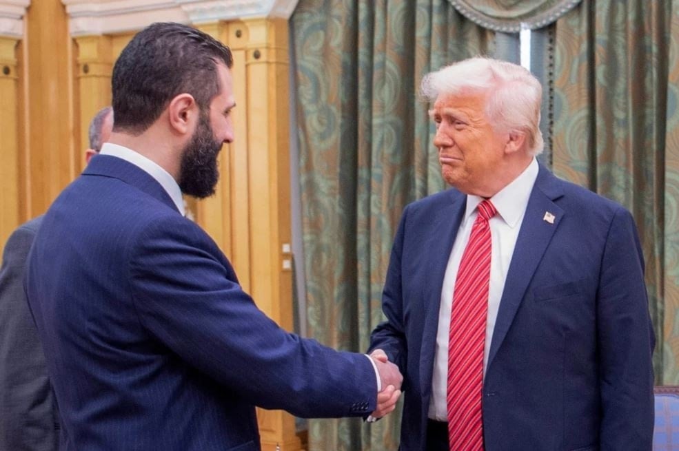 الرئيس الأميركي دونالد ترامب خلال لقائه الرئيس السوري الانتقالي أحمد الشرع يلتقي في الرياض - 14 أيار/مايو 2025 
