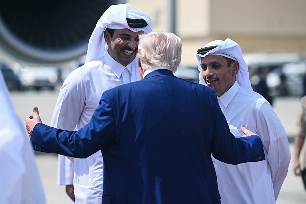 أمير قطر ورئيس الوزراء ووزير الخارجية يتحدثان مع ترامب أثناء استعداده للمغادرة في ختام جولته القطرية في 15 أيار/مايو (أ ف ب)
