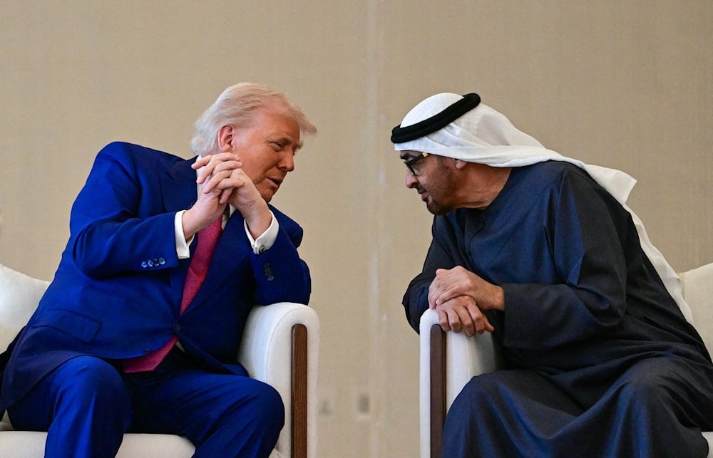 ملامح ترامب تبدو ودّية أثناء جلوسه مع رئيس دولة الإمارات الشيخ محمد بن زايد آل نهيان (أ ف ب)