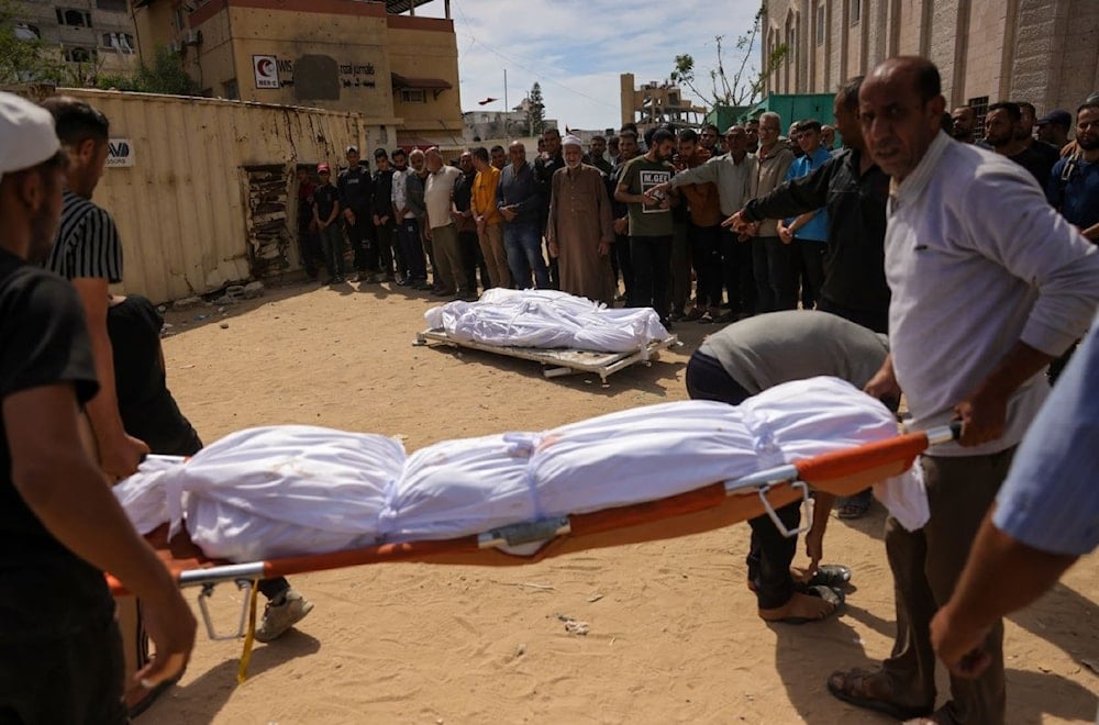 جثامين شهداء مُكفَّنة في المستشفى الإندونيسي في بيت لاهيا شمالي قطاع غزة - 15 أيار/مايو 2025 (أ ف ب)