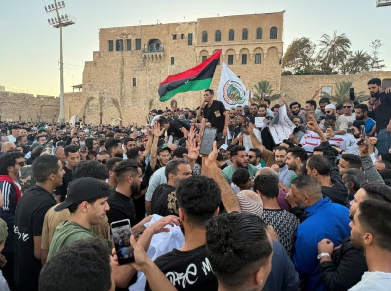 متظاهرون يطالبون بإسقاط حكومة الوحدة الوطنية الليبية، برئاسة عبد الحميد الدبيبة، في ساحة الشهداء في طرابلس، ليبيا. 16 أيار/مايو 2025 (رويترز)