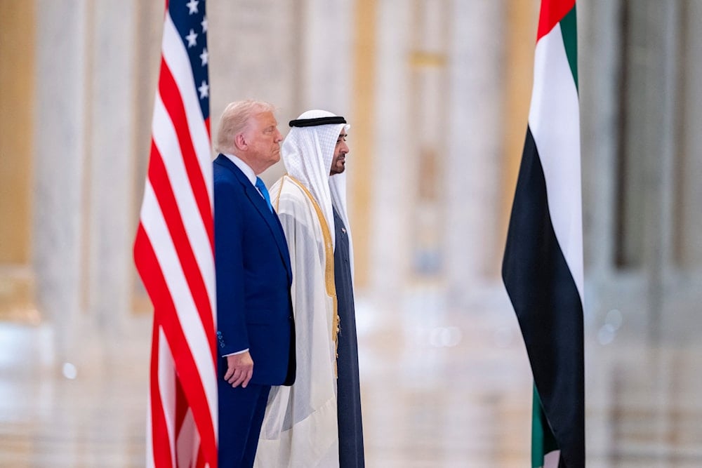 الرئيس الأميركي دونالد ترامب ونظيره الإماراتي محمد بن زايد آل نهيان واقفين أثناء  في قصر الوطن في أبو ظبي - 15 أيار/مايو 2025 (أ ف ب)
