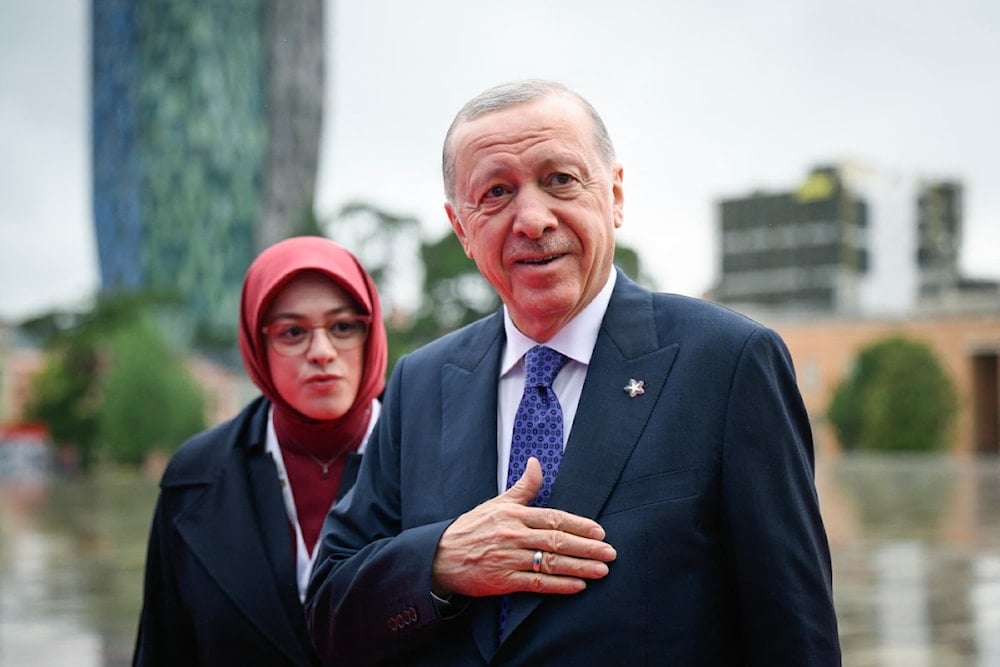 الرئيس التركي، رجب طيب أردوغان ، عند وصوله إلى قمة المجموعة السياسية الأوروبية في تيرانا، 16 أيار/مايو 2025 (أ ف ب)