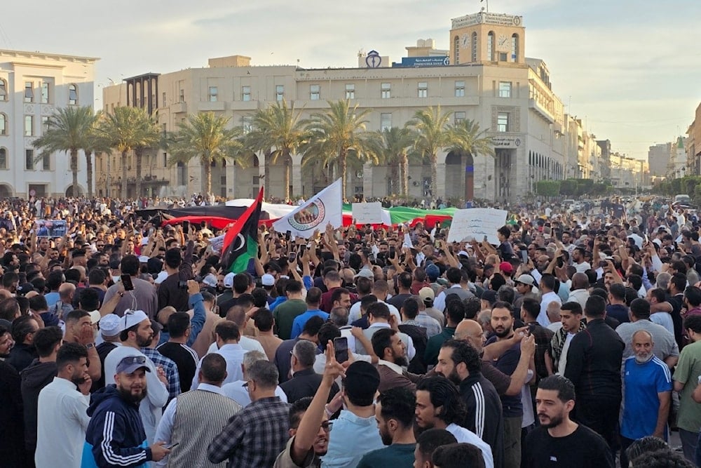 من التظاهرات المطالبة باستقالة حكومة الوحدة الوطنية، في العاصمة الليبية طرابلس، الجمعة، 16 أيار/مايو 2025 (أ ف ب)