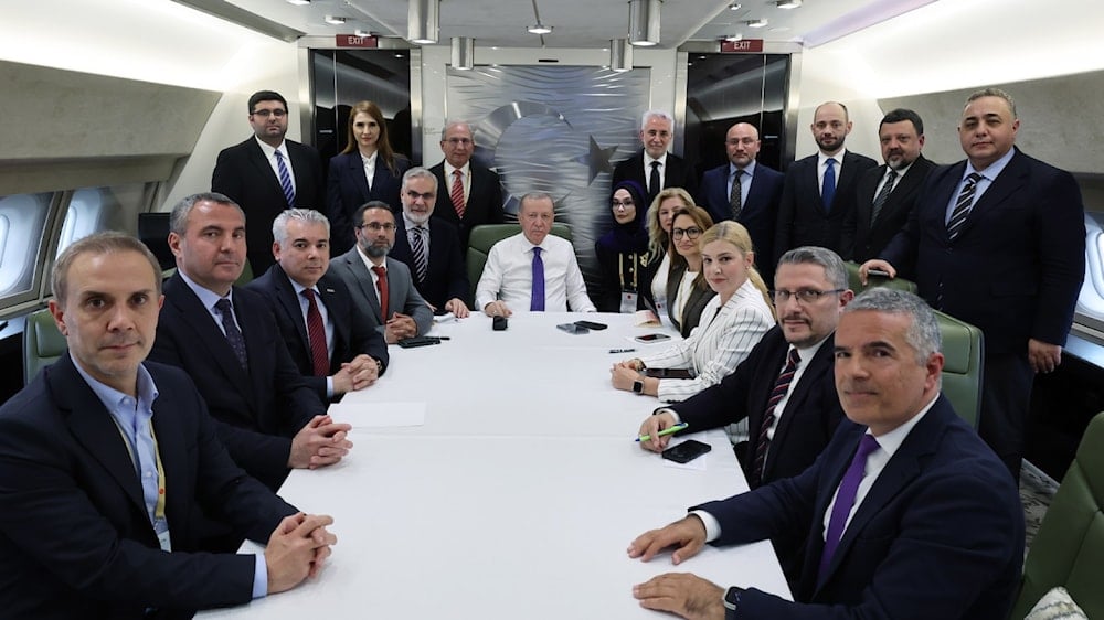 الرئيس التركي، رجب طيب أردوغان، بين الصحفيين على متن الطائرة العائدة إلى تركيا. 17 أيار/مايو 2025. (وكالة الأناضول)