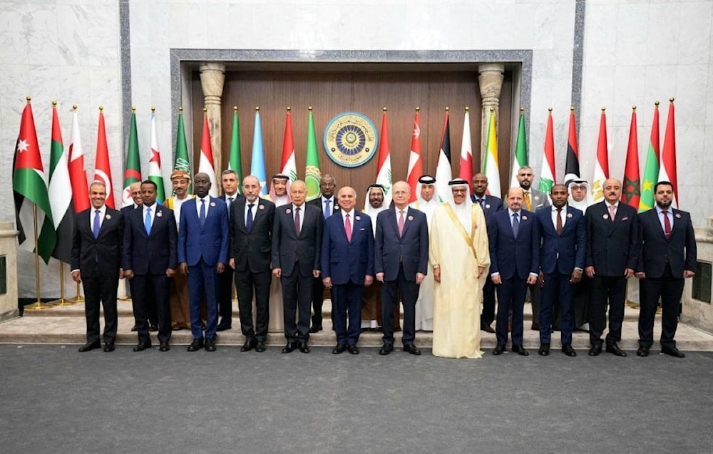 صورة جماعية لوزراء الخارجية العرب خلال اجتماعهم في العاصمة العراقية للتحضير لقمة بغداد 