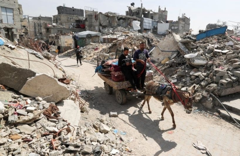 فلسطينيون يواجهون تهجيراً جديداً جراء القصف الإسرائيلي على شمالي قطاع غزة. جباليا. 25 آذار/مارس 2025. (رويترز)