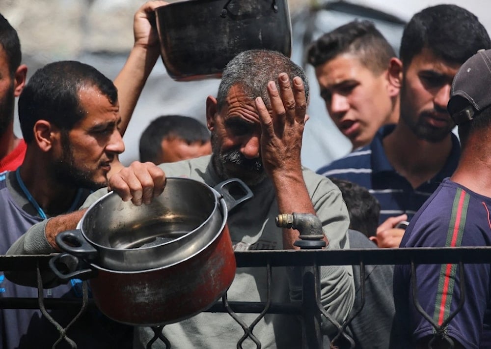 فلسطيني يقف أمام أحد المطابخ في جباليا بعد نفاذ الطعام. قطاع غزة. 17 أيار/مايو 2025. (أ. ف. ب)