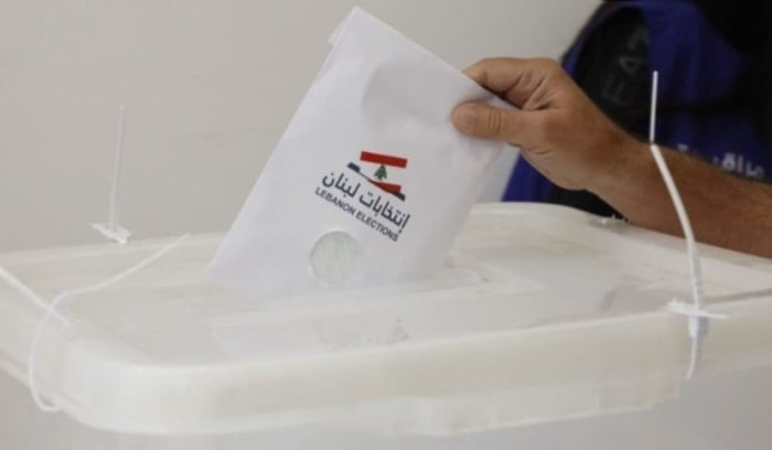 مواطن لبناني يدلي بصوته في الانتخابات البلدية والاختيارية (الوكالة الوطنية للإعلام)