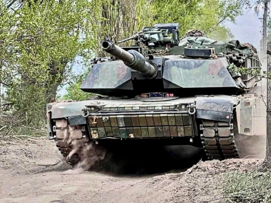  أستراليا سملمت كييف 49 دبابة (أبرامز M1A1) أميركية الصنع