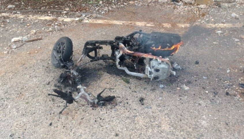 الدراجة النارية التي استهدفها الاحتلال الإسرائيلي في وادي صربين جنوبي لبنان (تواصل اجتماعي)