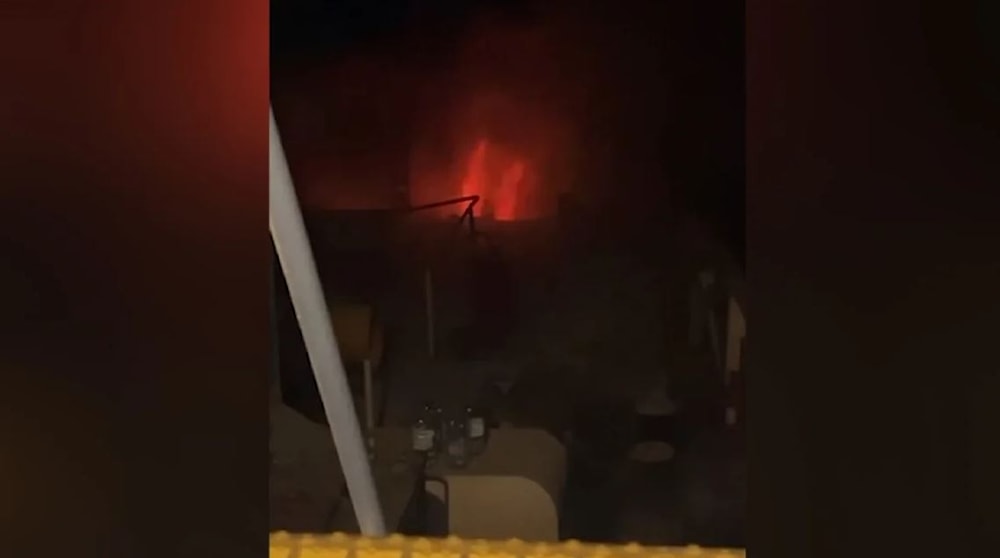 اندلاع حريق على متن سفينة 