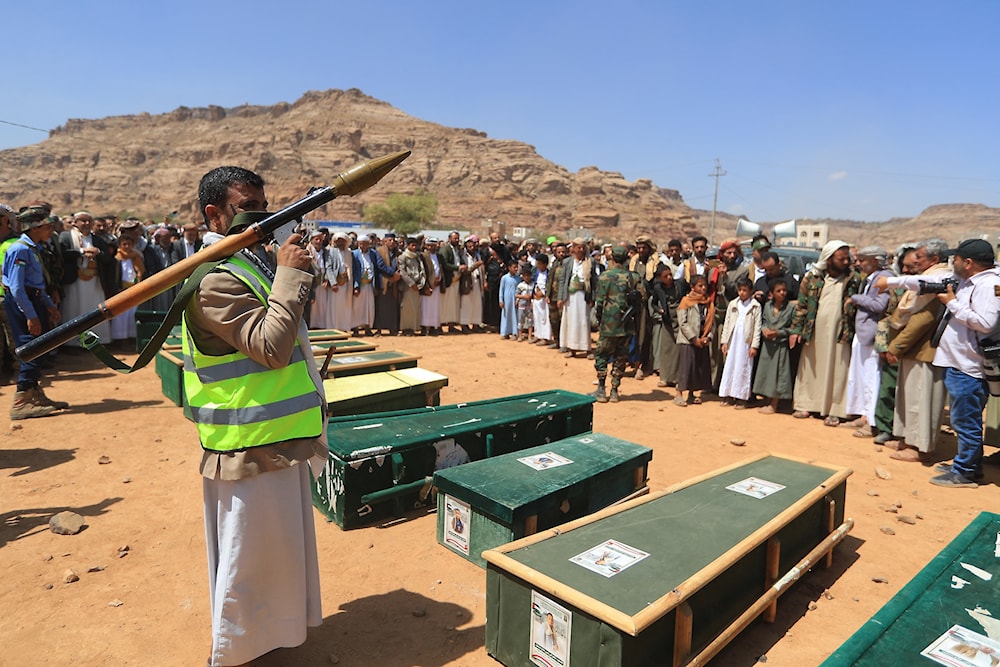 يمنيون يشيّعيون أحبائهم الذين قتلوا من جراء قصف أميركي وبريطاني