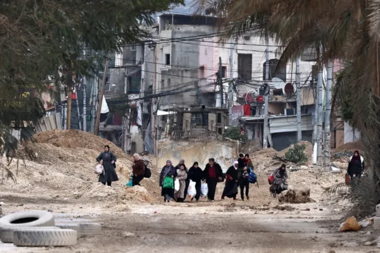 نازحون فلسطينيون يغادرون مخيم نور شمس بمدينة طولكرم (الفرنسية)