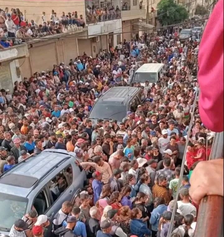 تجمع لأهالي بلدة الغسانية بريف حمص للاحتجاج على التجاوزات بحقهم من العناصر المسلحة (مواقع التواصل)