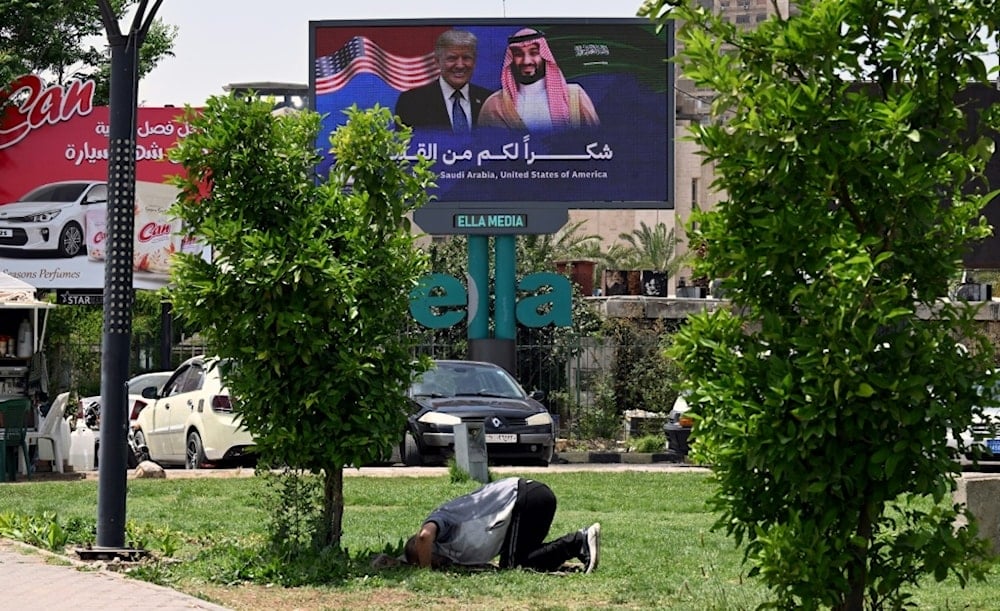 لافتة شكر لولي العهد السعودي محمد بن سلمان والرئيس الأميركي دونالد ترامب مرفوعة في دمشق عقب قرار واشنطن تجميد العقوبات عن سوريا (أ ف ب)