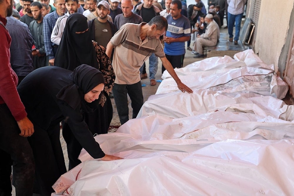 جثامين شهداء ارتقوا من جراء القصف الإسرائيلي، في مستشفى شهداء الأقصى في مدينة دير البلح، وسط قطاع غزة (أ ف ب)
