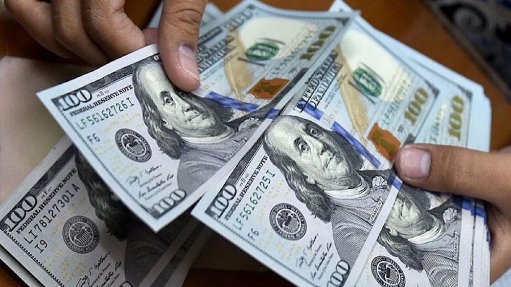 الدولار يتراجع وسط مخاوف مالية.. وبتكوين تواصل الصعود القياسي