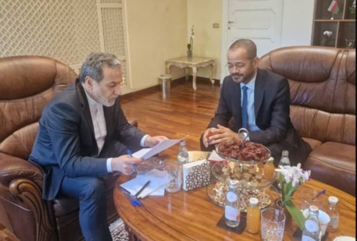 وزير الخارجية الإيراني ونظيره العُماني في العاصمة روما في 23 أيار/مايو 2025 (وكالات)