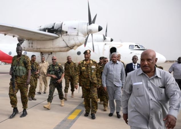 رئيس المجلس السيادي الانتقالي السوداني، عبد الفتاح البرهان، يصل مطار بورتسودان (رويترز)