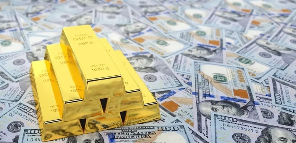 الدولار يتراجع وأسعار الذهب ترتفع.. ما السبب؟