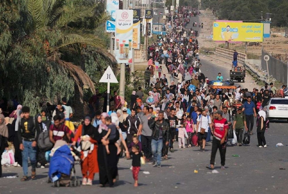 فلسطينيون يتخذون طريق صلاح الدين للنزوح باتجاه جنوبي قطاع غزة (AP)