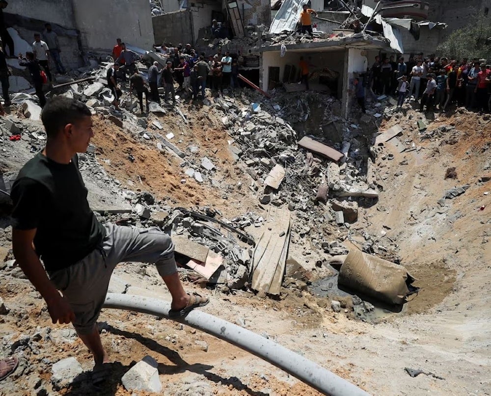 فلسطينيون يبحثون عن ضحايا تحت أنقاض منزل دمّره قصف الاحتلال في مخيم جباليا 