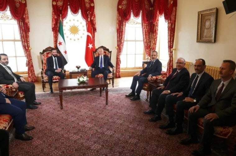 الرئيس التركي، رجب طيب إردوغان، يلتقي الرئيس السوري الانتقالي، أحمد الشرع، إلى جانب مسؤولين أتراك وسوريين، في إسطنبول. تركيا. 24 أيار/مايو 2025. (رويترز)