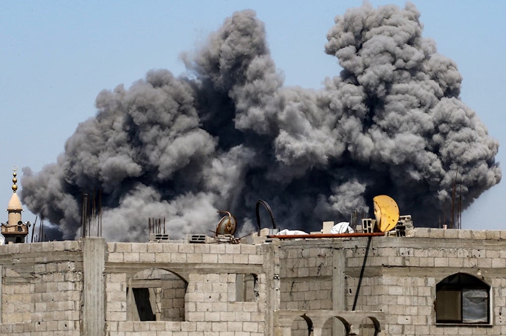 سحابة من الدخان جراء القصف الإسرائيلي على مخيم البريج للاجئين الفلسطينيين في وسط قطاع غزة - 23 أيار/مايو 2025 (أ ف ب)