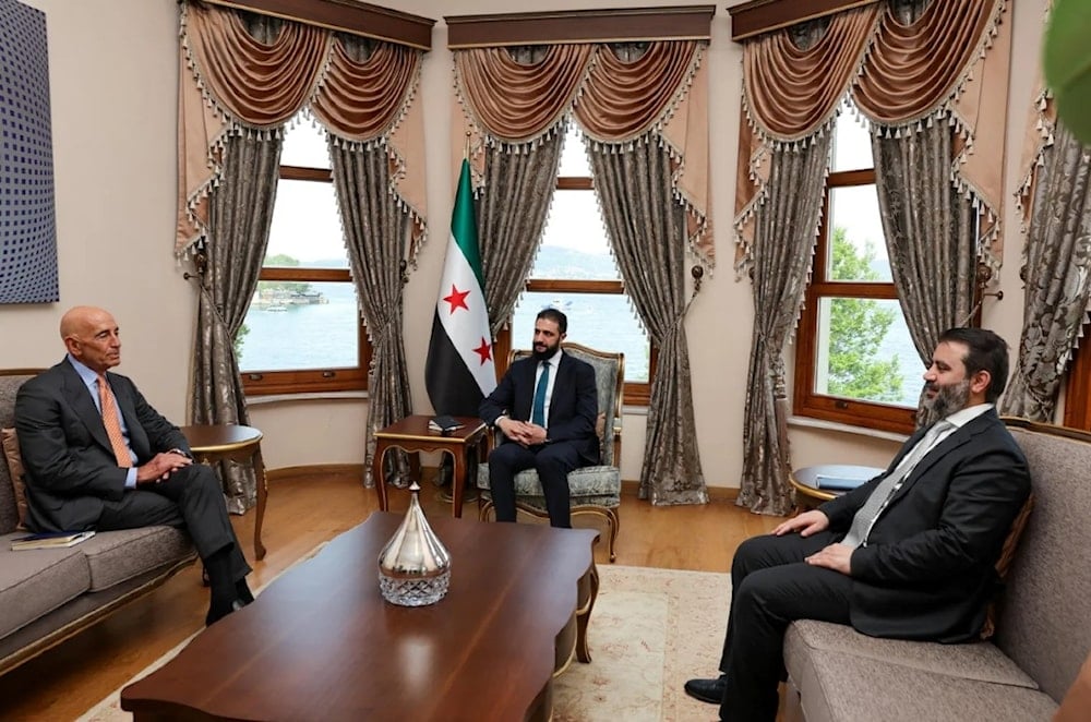 الرئيس السوري الانتقالي، أحمد الشرع، يلتقي السفير الأميركي في تركيا، والمبعوث الخاص إلى سوريا، توم باراك، في اسطنبول. تركيا. 24 أيار/مايو 2025. (رويترز)