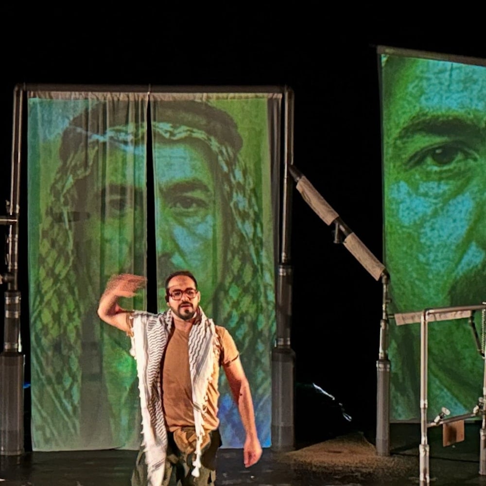 التحية آخر ما تنطق به المسرحية من مشاهد